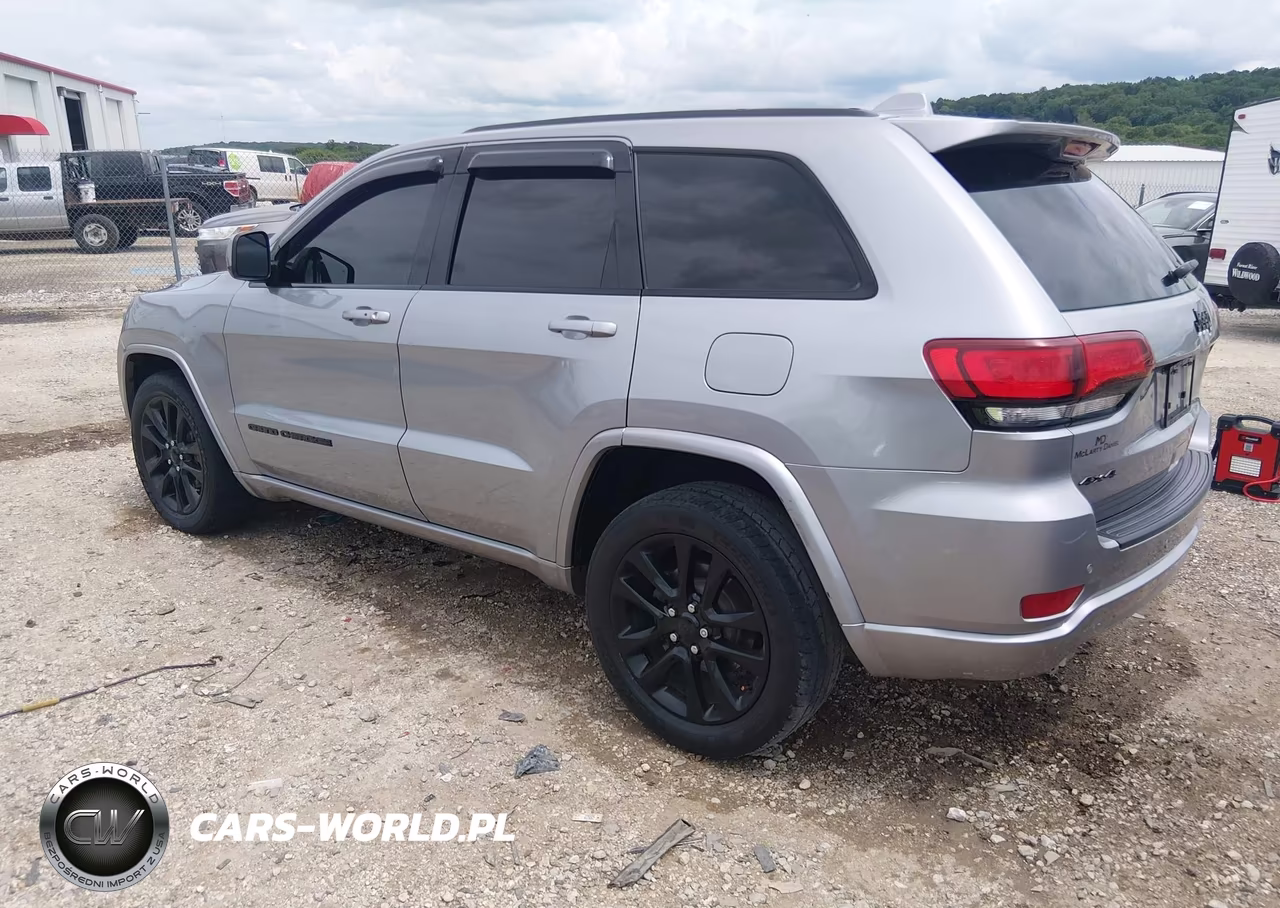 2019 Jeep Grand Cherokee Altitude 4X4 VIN:1C4RJFAG4KC526880 - 3
