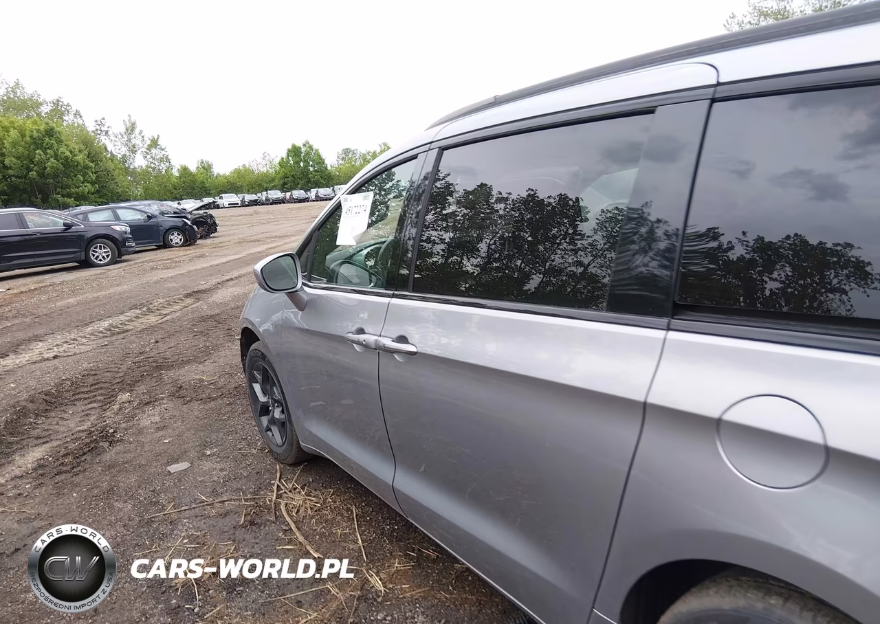 2018 Chrysler Pacifica Touring L Plus VIN:2C4RC1EG0JR306021 - 15