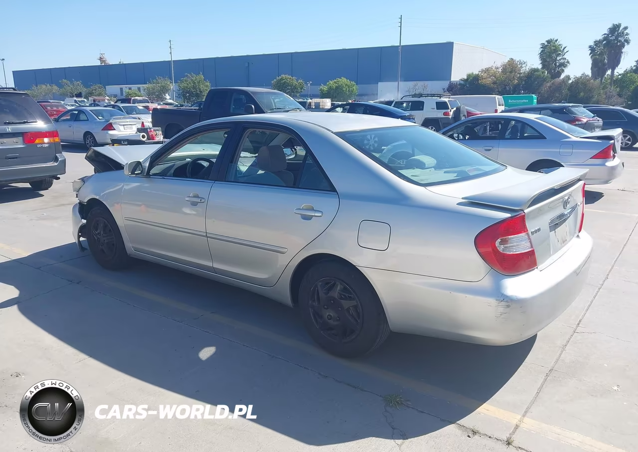 2002 Toyota Camry Le VIN:JTDBE32K520020323 - 3