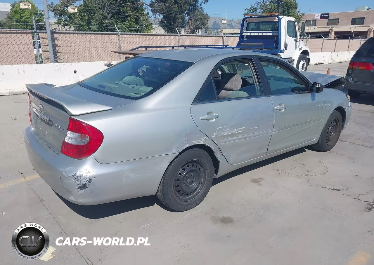2002 Toyota Camry Le VIN:JTDBE32K520020323 - 4