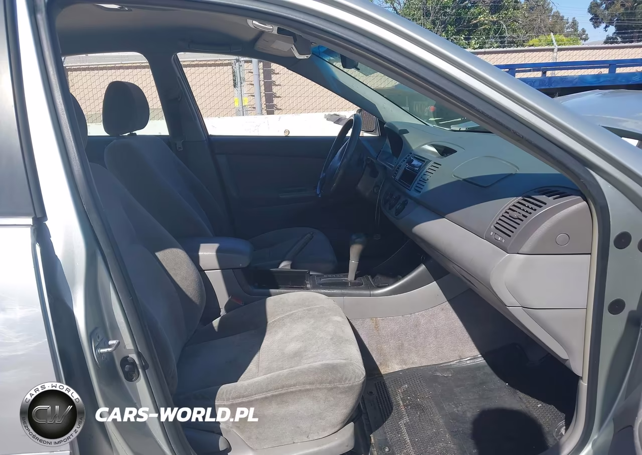 2002 Toyota Camry Le VIN:JTDBE32K520020323 - 5