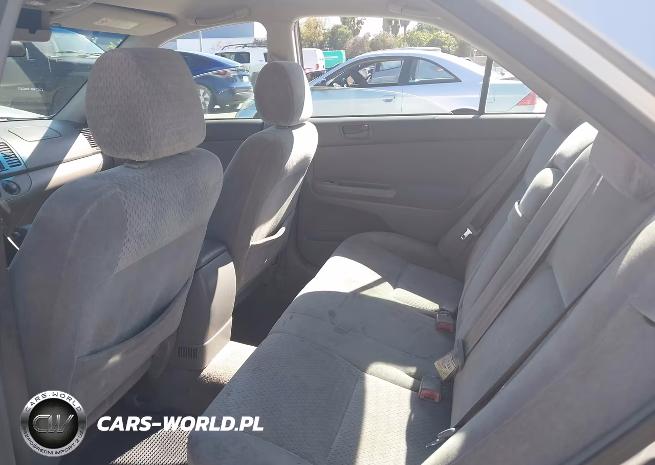 2002 Toyota Camry Le VIN:JTDBE32K520020323 - 8