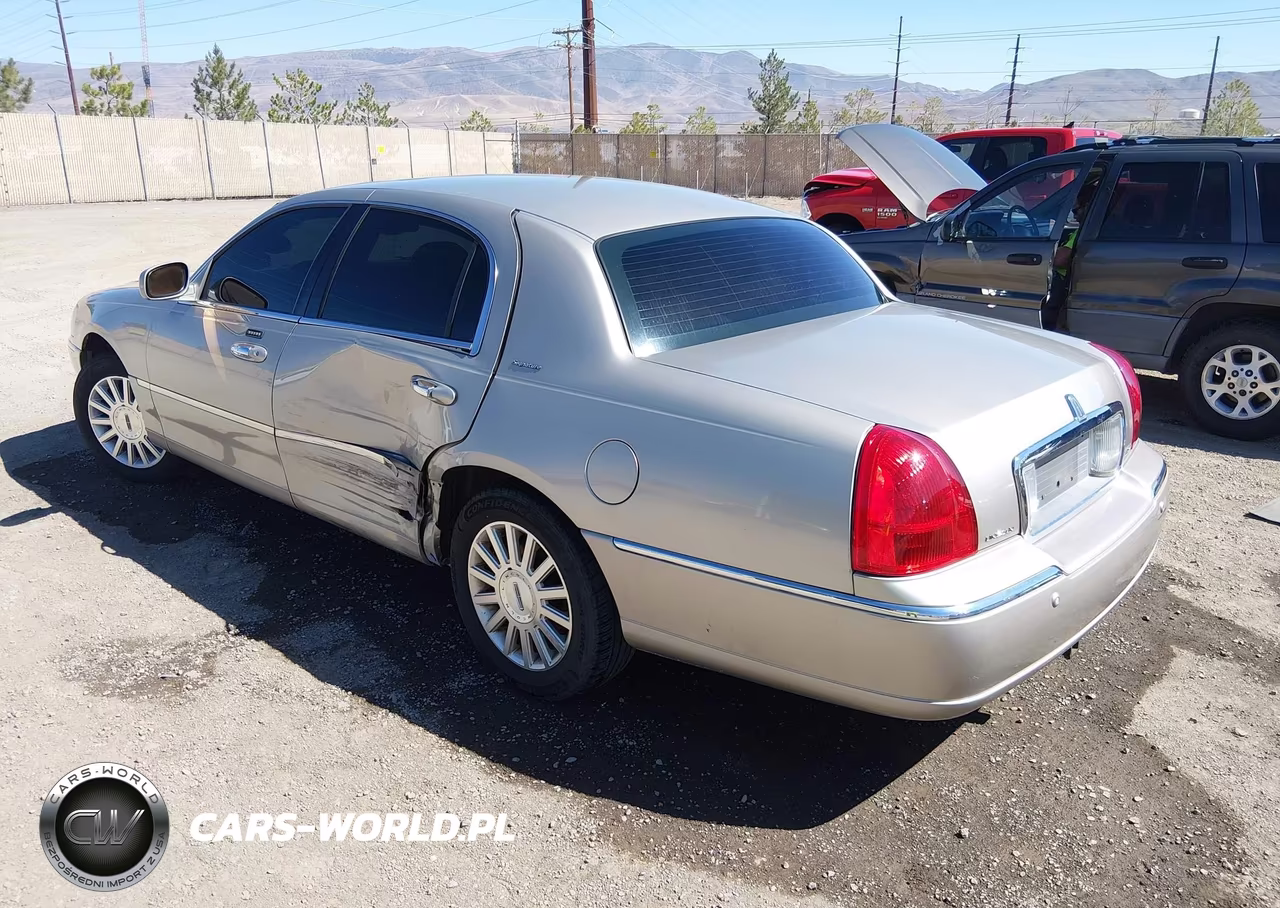 2003 Lincoln Town Car Signature VIN:1LNHM82W03Y613096 - 3