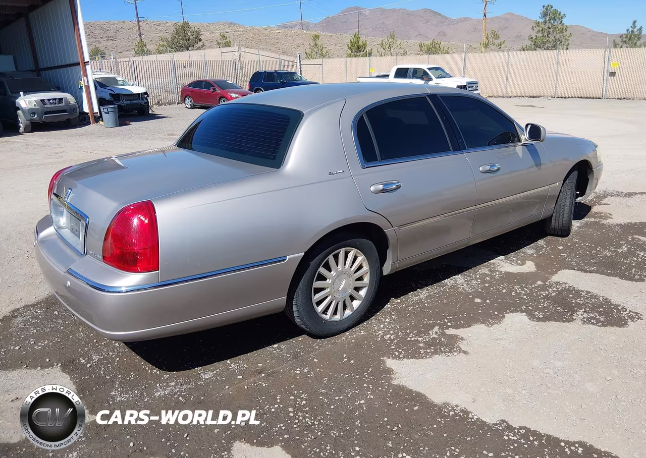 2003 Lincoln Town Car Signature VIN:1LNHM82W03Y613096 - 4