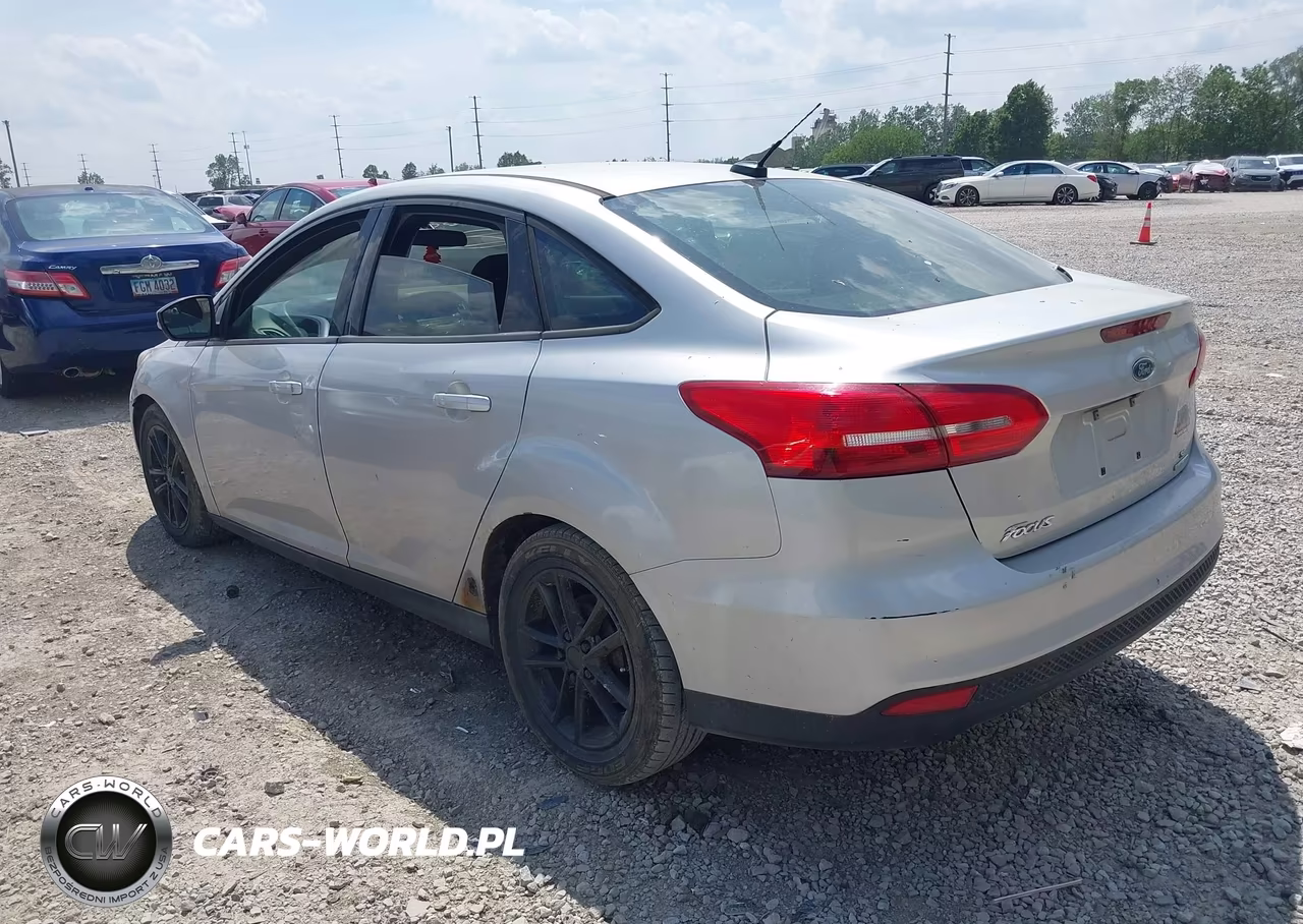 2016 Ford Focus Se VIN:1FADP3F27GL262278 - 3