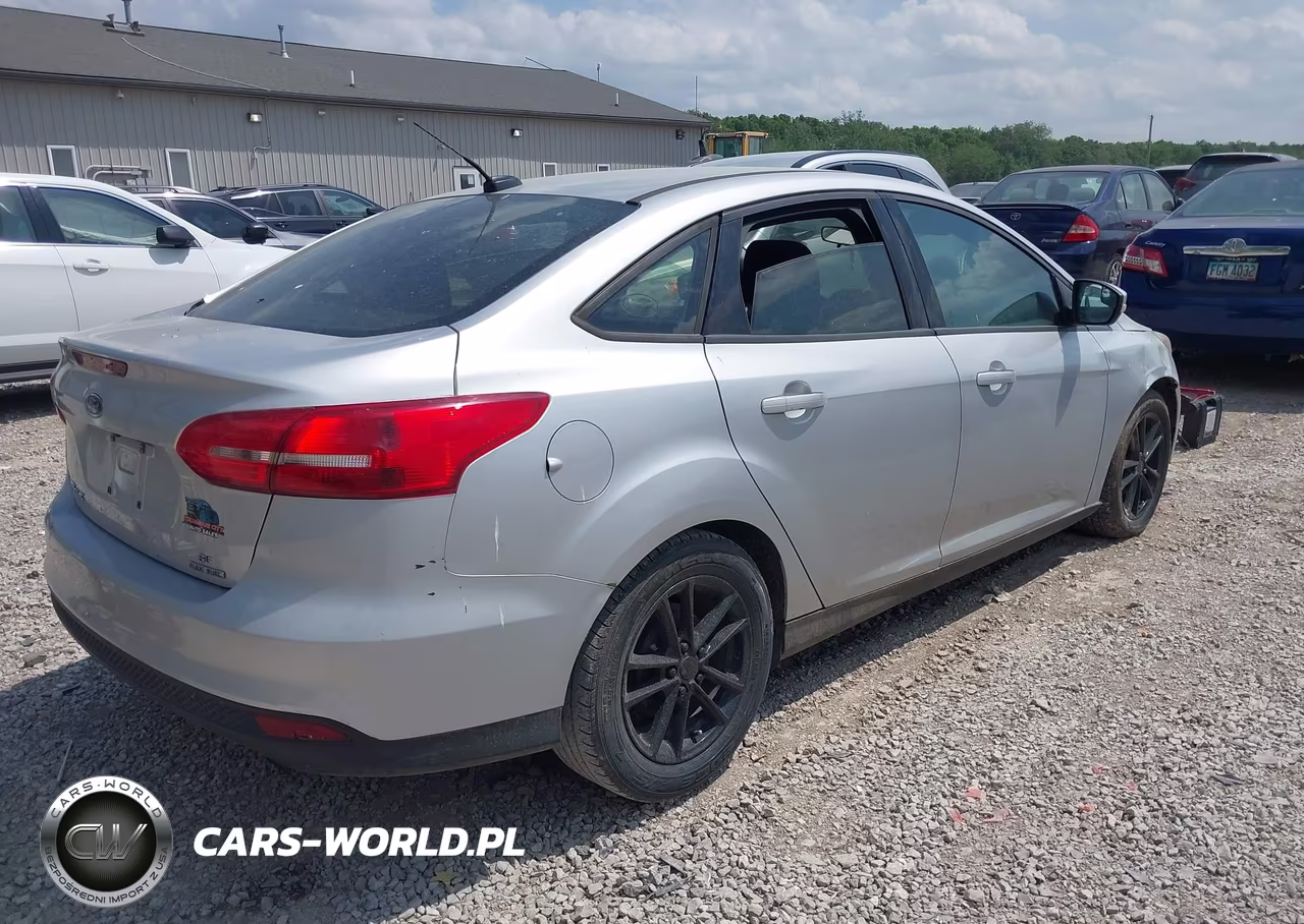 2016 Ford Focus Se VIN:1FADP3F27GL262278 - 4