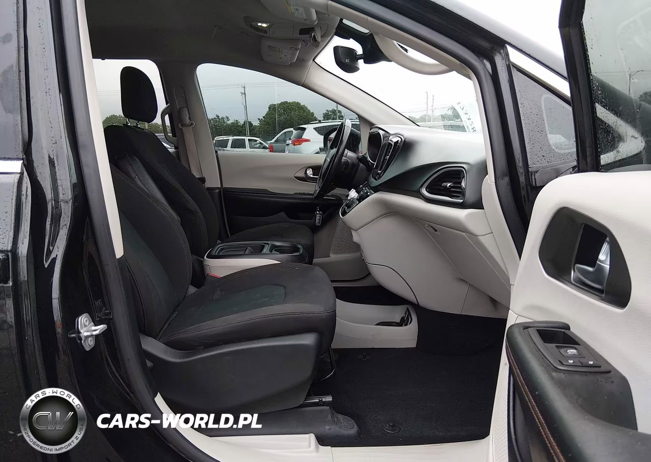 2020 Chrysler Pacifica Touring VIN:2C4RC1FG0LR217714 - 5