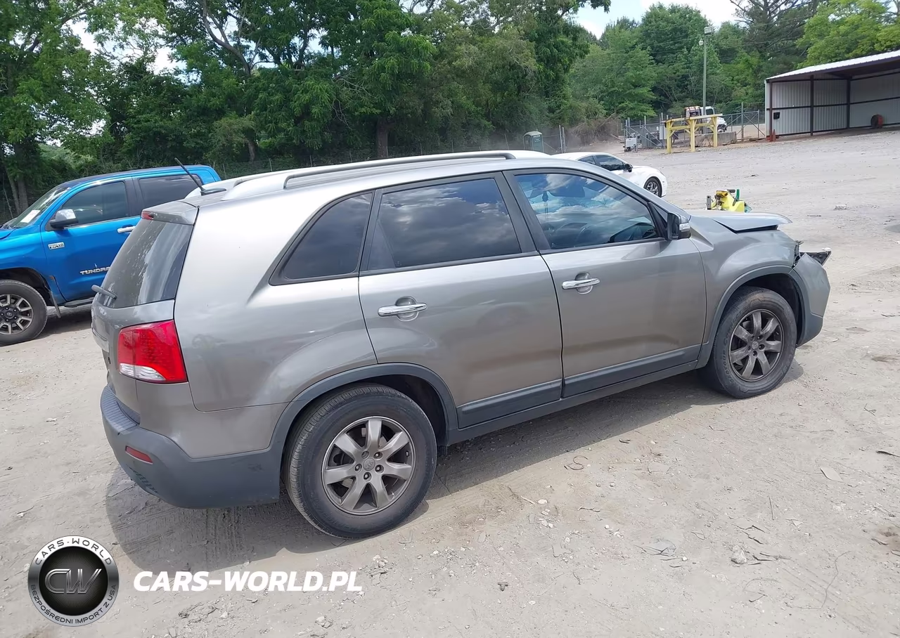 2013 Kia Sorento Lx VIN:5XYKTCA60DG417445 - 4