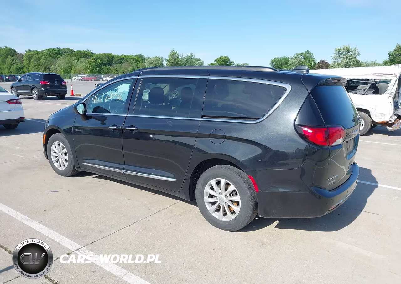 2017 Chrysler Pacifica Touring-L VIN:2C4RC1BG3HR660520 - 3