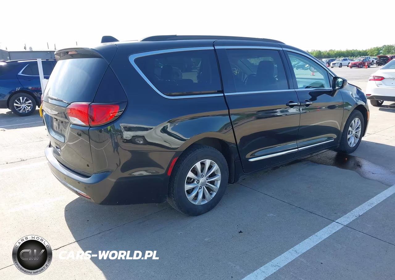 2017 Chrysler Pacifica Touring-L VIN:2C4RC1BG3HR660520 - 4