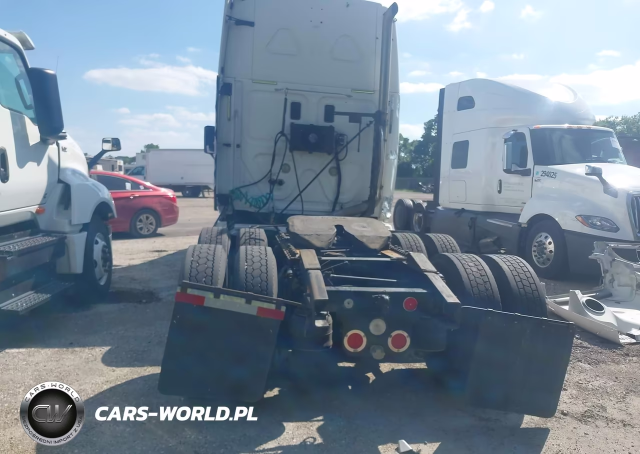 2010 Freightliner Cascadia 125 VIN:1FUJGLDR1ALAP8387 - 15