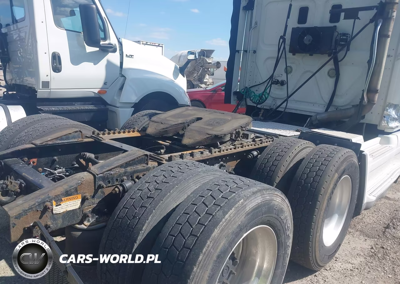 2010 Freightliner Cascadia 125 VIN:1FUJGLDR1ALAP8387 - 4