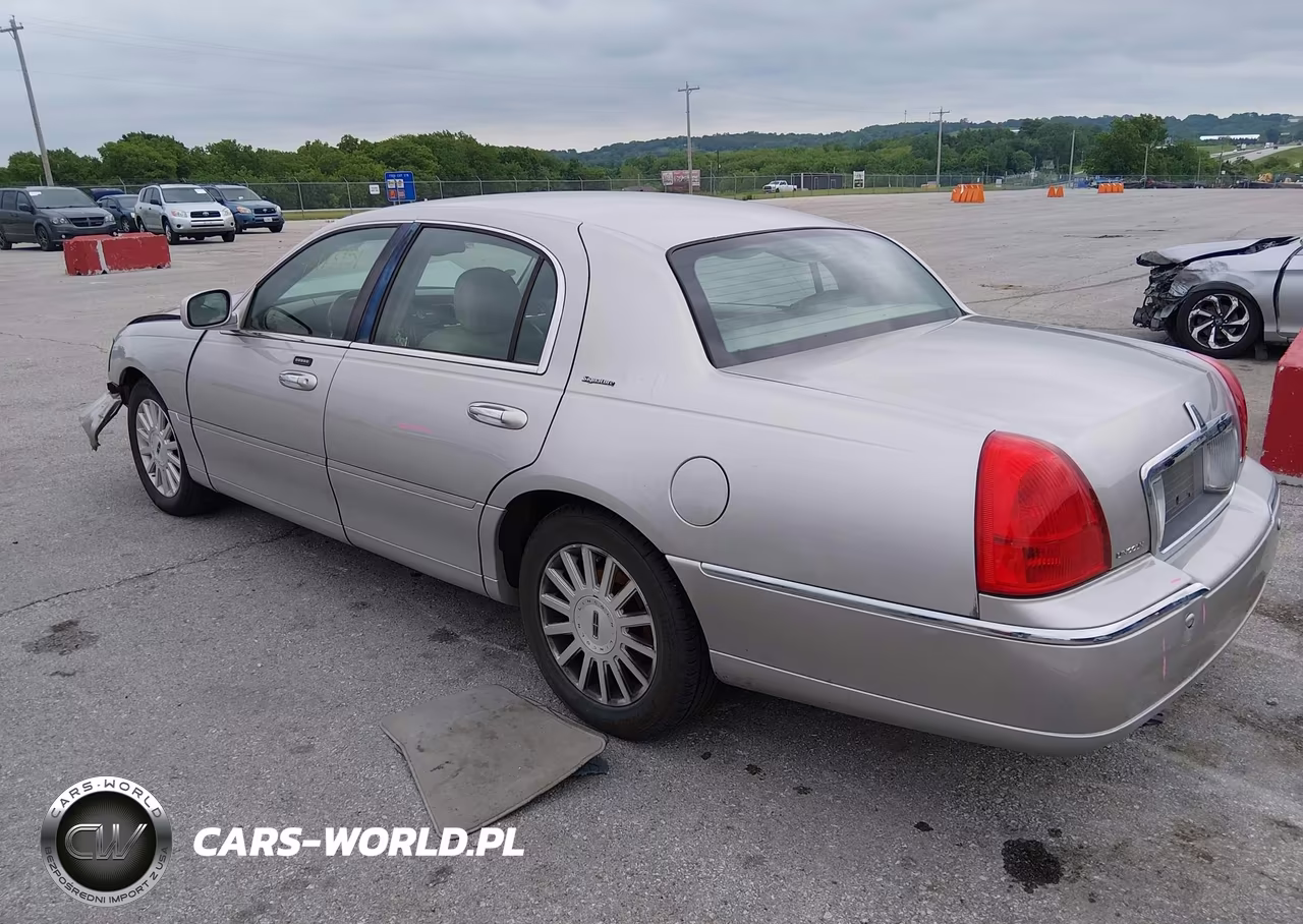 2003 Lincoln Town Car Signature VIN:1LNHM82W13Y602124 - 3