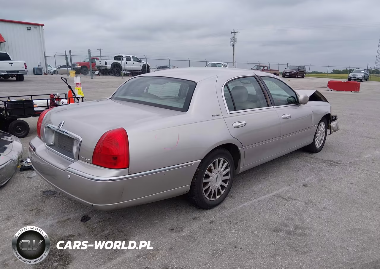 2003 Lincoln Town Car Signature VIN:1LNHM82W13Y602124 - 4