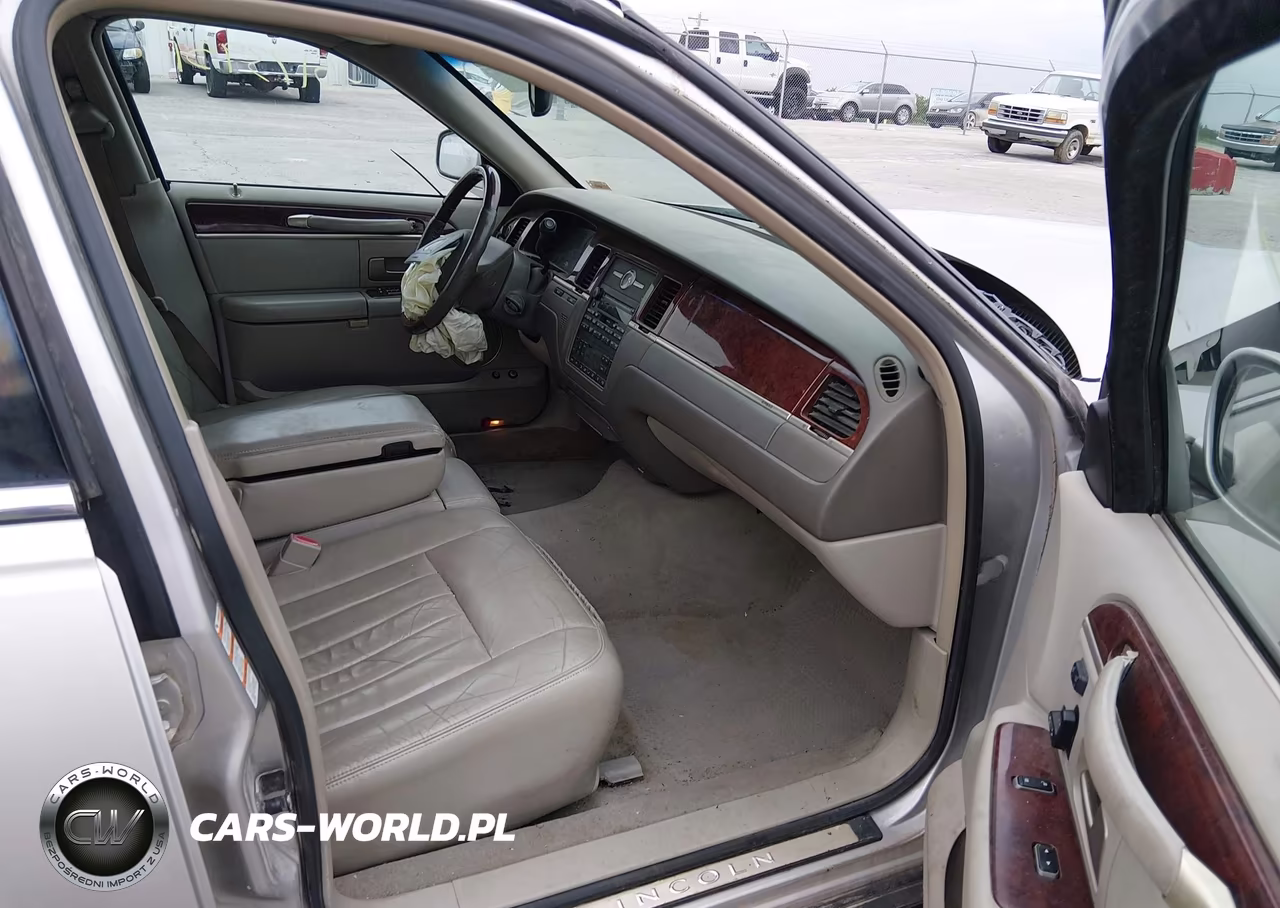2003 Lincoln Town Car Signature VIN:1LNHM82W13Y602124 - 5