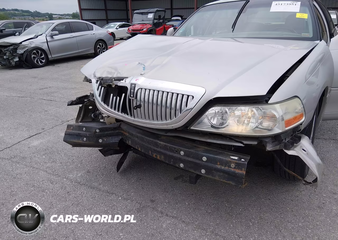 2003 Lincoln Town Car Signature VIN:1LNHM82W13Y602124 - 6