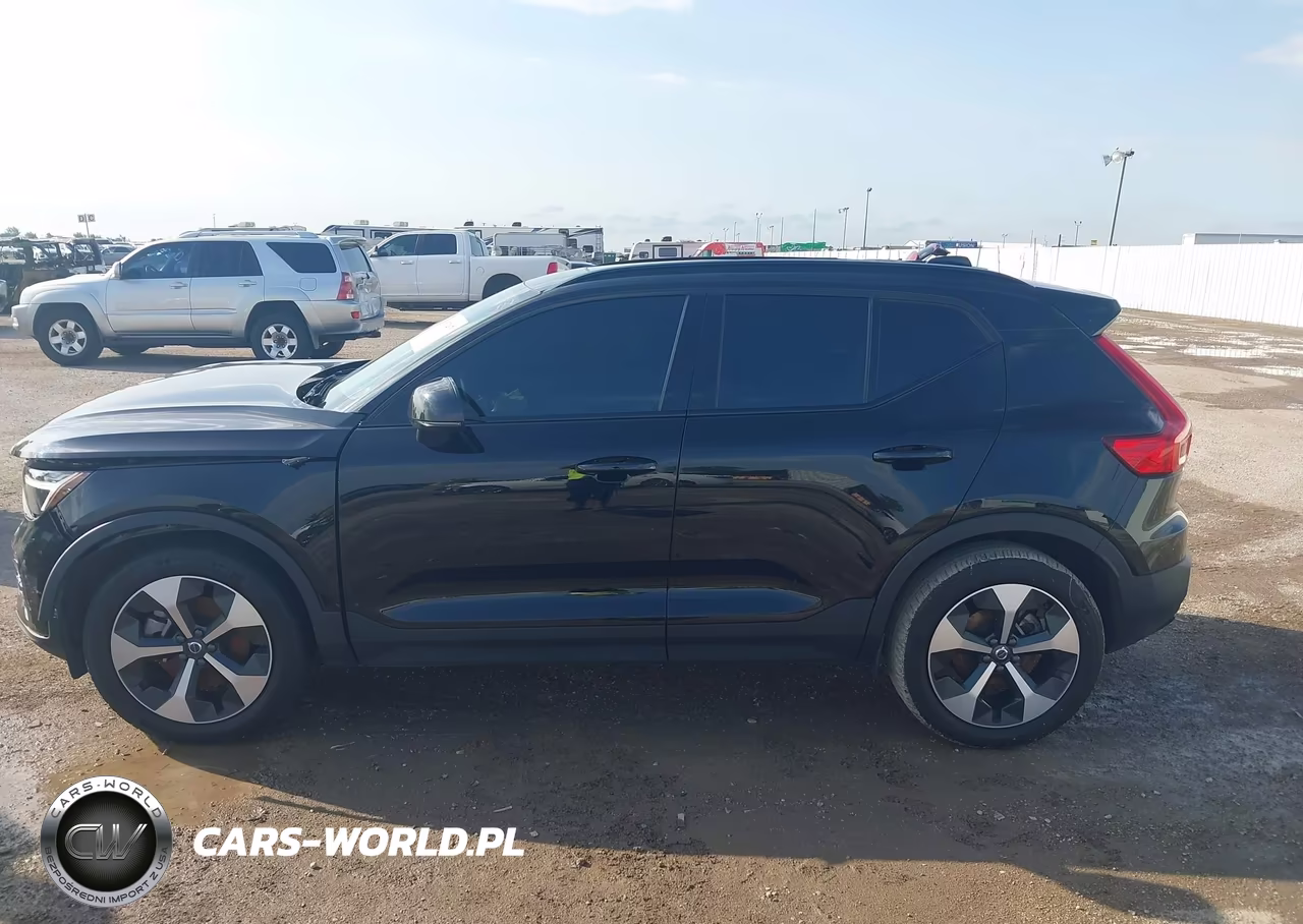 2025 Volvo Xc40 B5 Plus Dark Theme VIN:YV4L12UC9S2457422 - 14