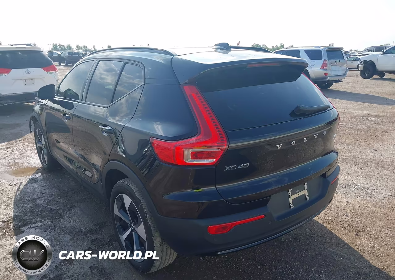 2025 Volvo Xc40 B5 Plus Dark Theme VIN:YV4L12UC9S2457422 - 3