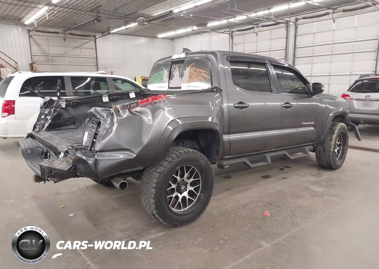 2018 Toyota Tacoma Trd Sport VIN:5TFCZ5AN7JX164770 - 4
