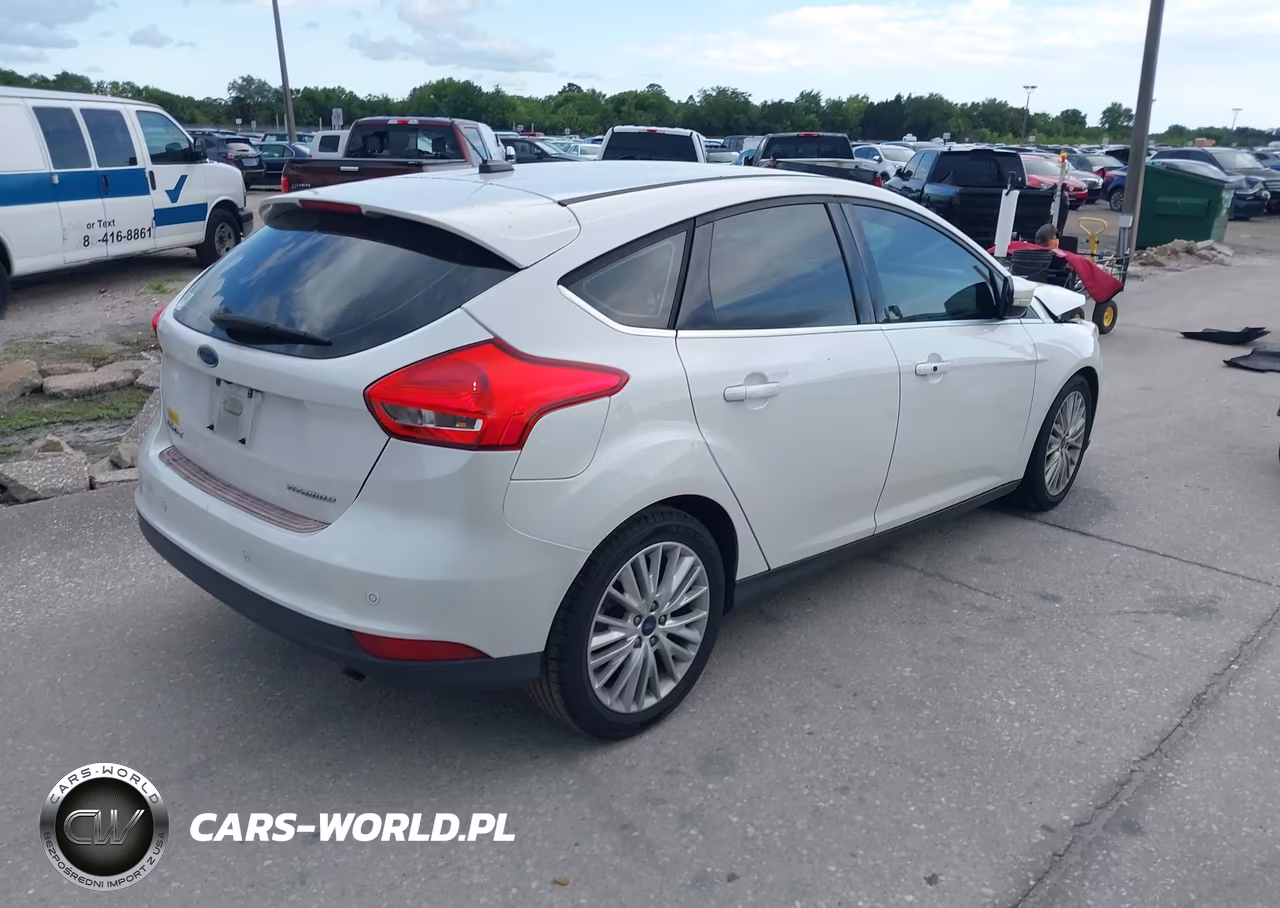 2016 Ford Focus Titanium VIN:1FADP3N23GL307041 - 4