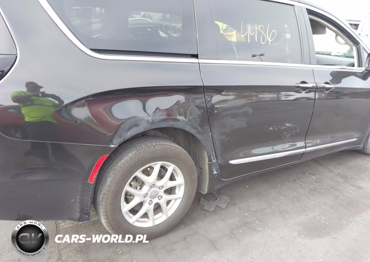 2020 Chrysler Pacifica Touring L VIN:2C4RC1BG4LR124748 - 16