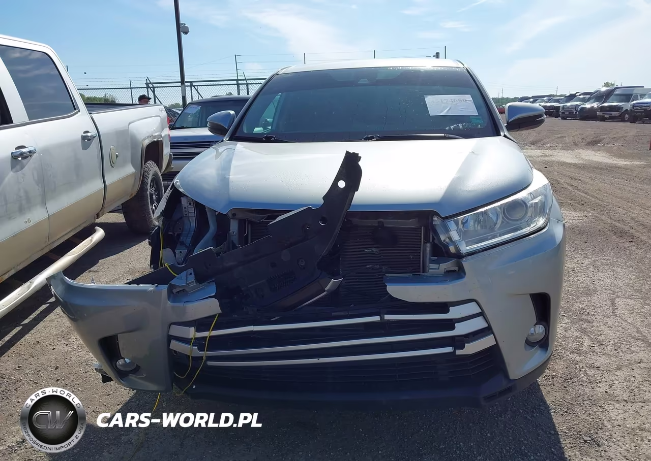 2018 Toyota Highlander Le Plus VIN:5TDBZRFH2JS829375 - 12