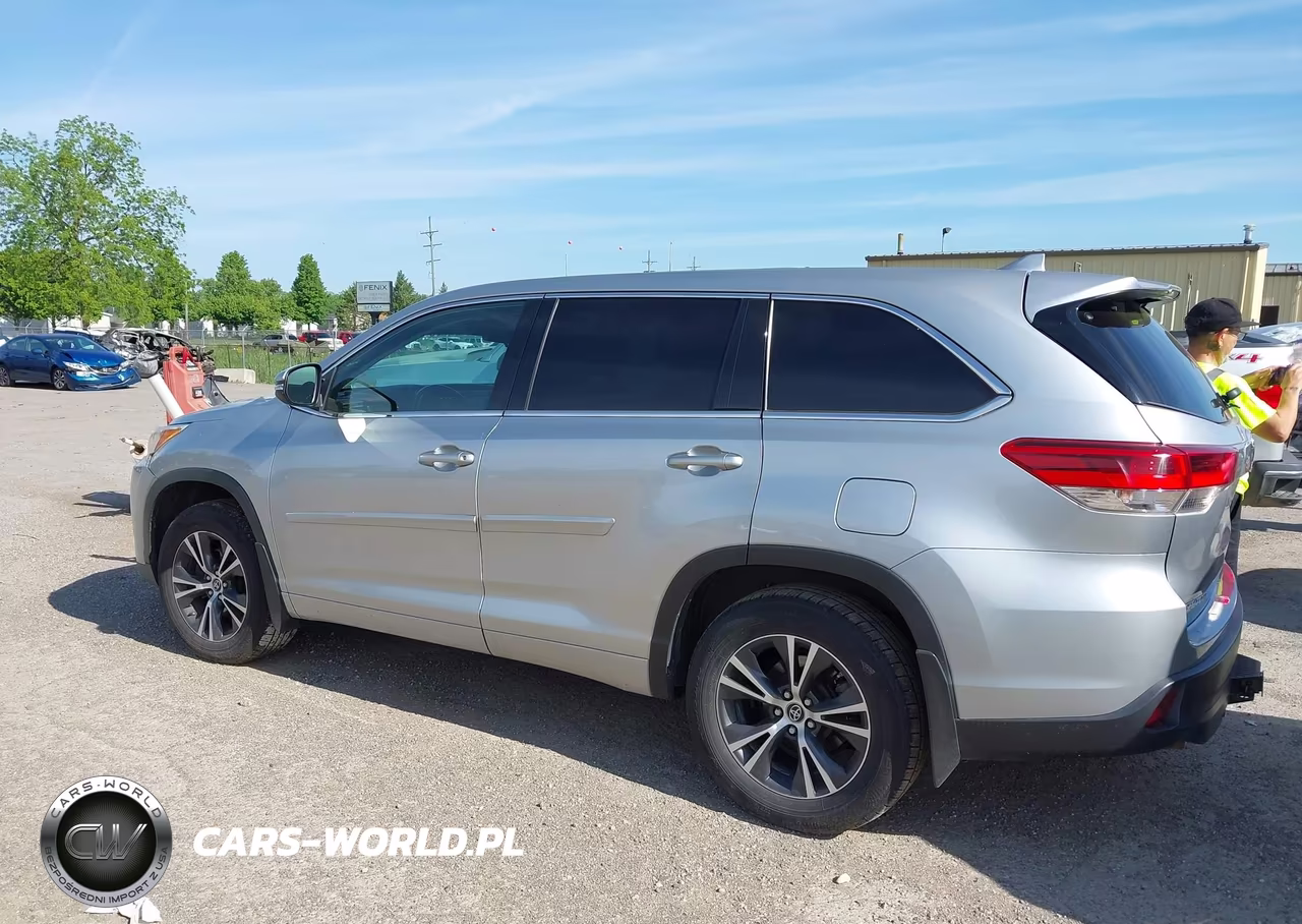 2018 Toyota Highlander Le Plus VIN:5TDBZRFH2JS829375 - 14