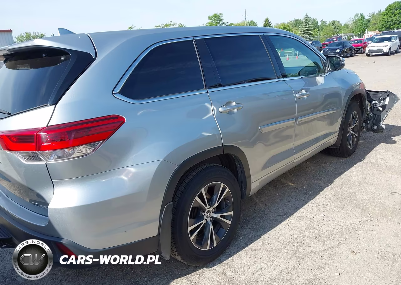 2018 Toyota Highlander Le Plus VIN:5TDBZRFH2JS829375 - 4