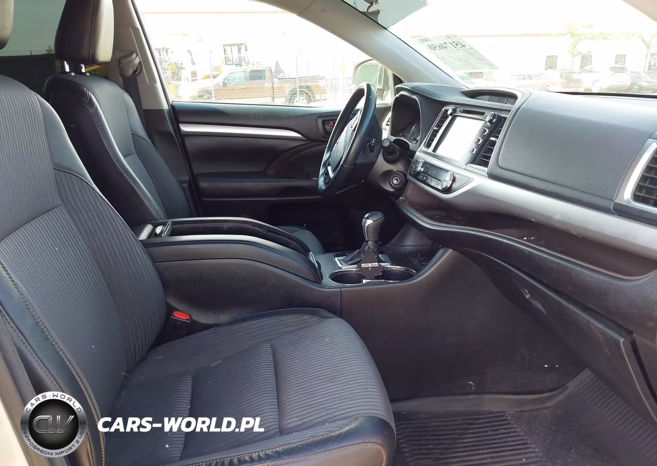 2018 Toyota Highlander Le Plus VIN:5TDBZRFH2JS829375 - 5