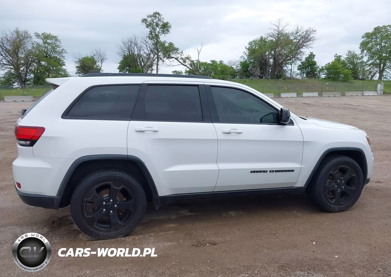 2018 Jeep Grand Cherokee Upland 4X4 VIN:1C4RJFAG3JC475807 - 13