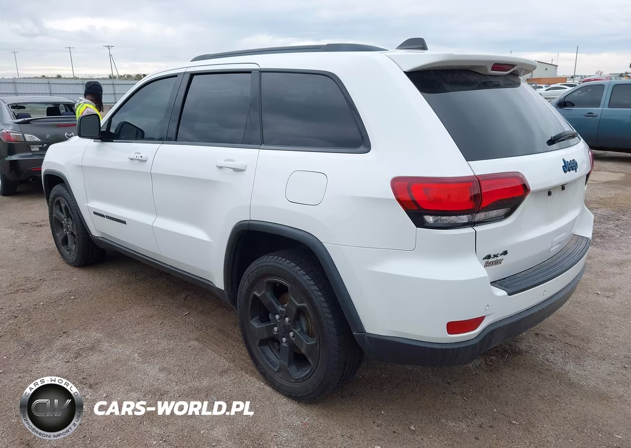 2018 Jeep Grand Cherokee Upland 4X4 VIN:1C4RJFAG3JC475807 - 3