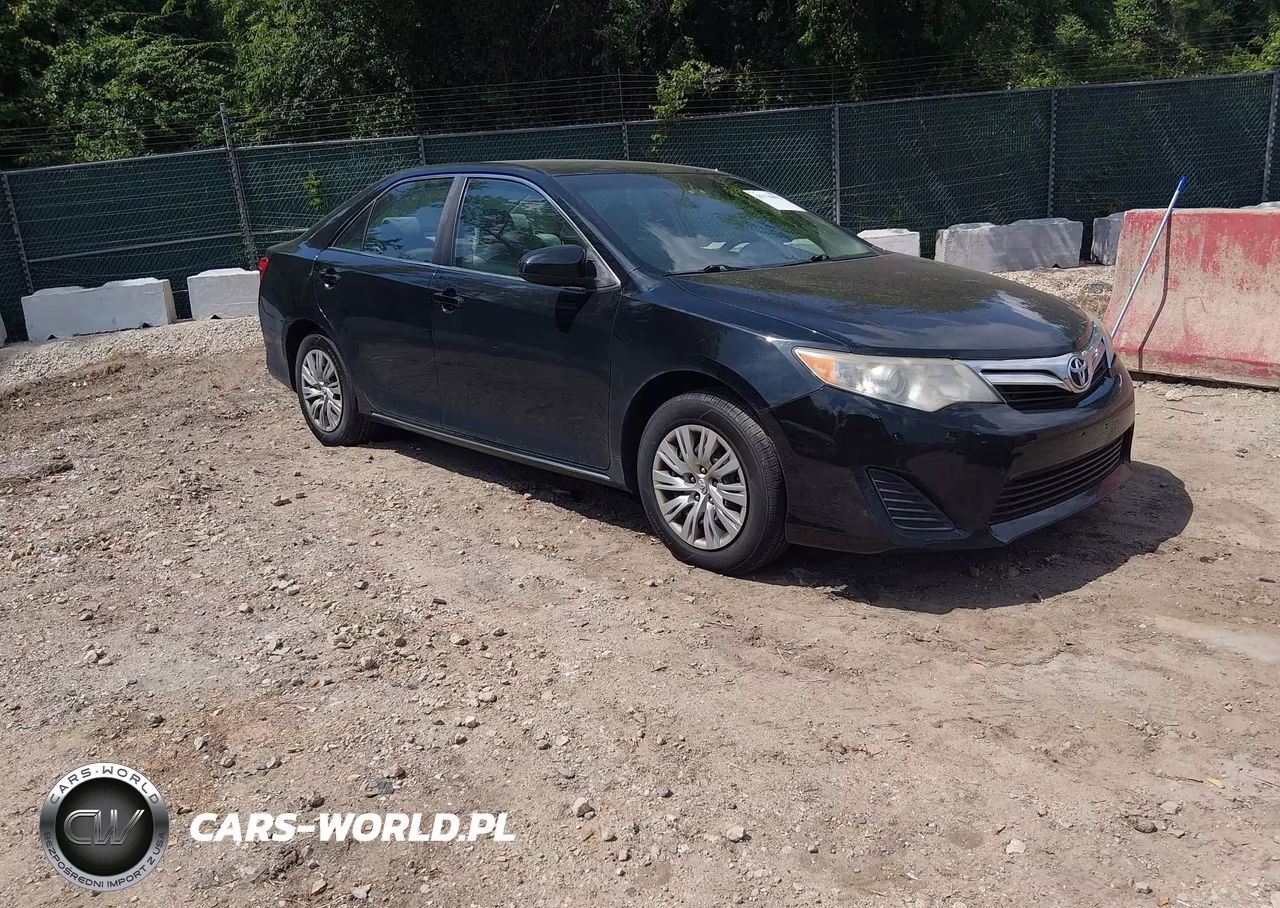 2014 Toyota Camry Le – zdjęcie 1 z 19