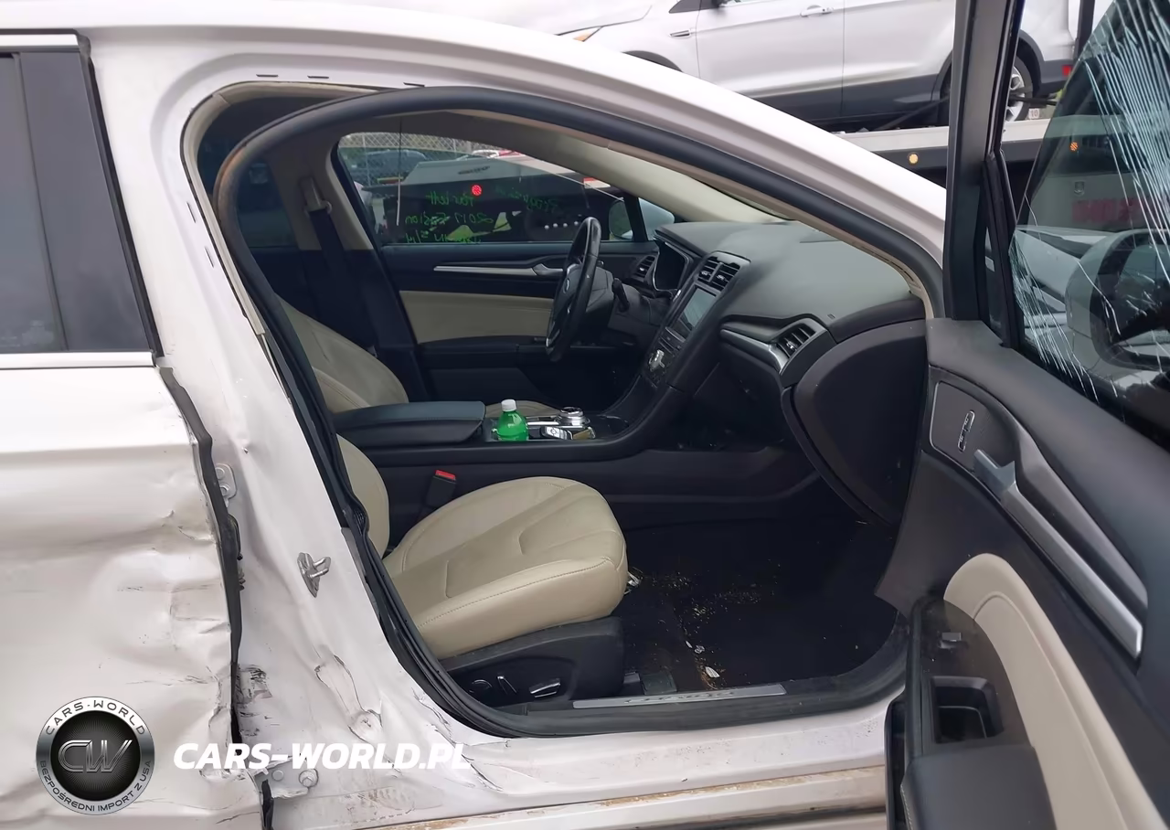 2017 Ford Fusion Energi Titanium VIN:3FA6P0SU7HR253968 - 5