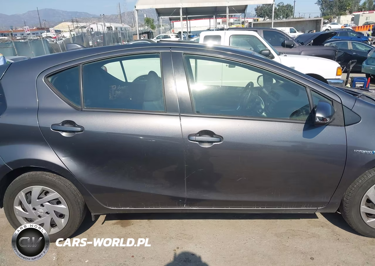 2015 Toyota Prius C Two VIN:JTDKDTB32F1110606 - 13