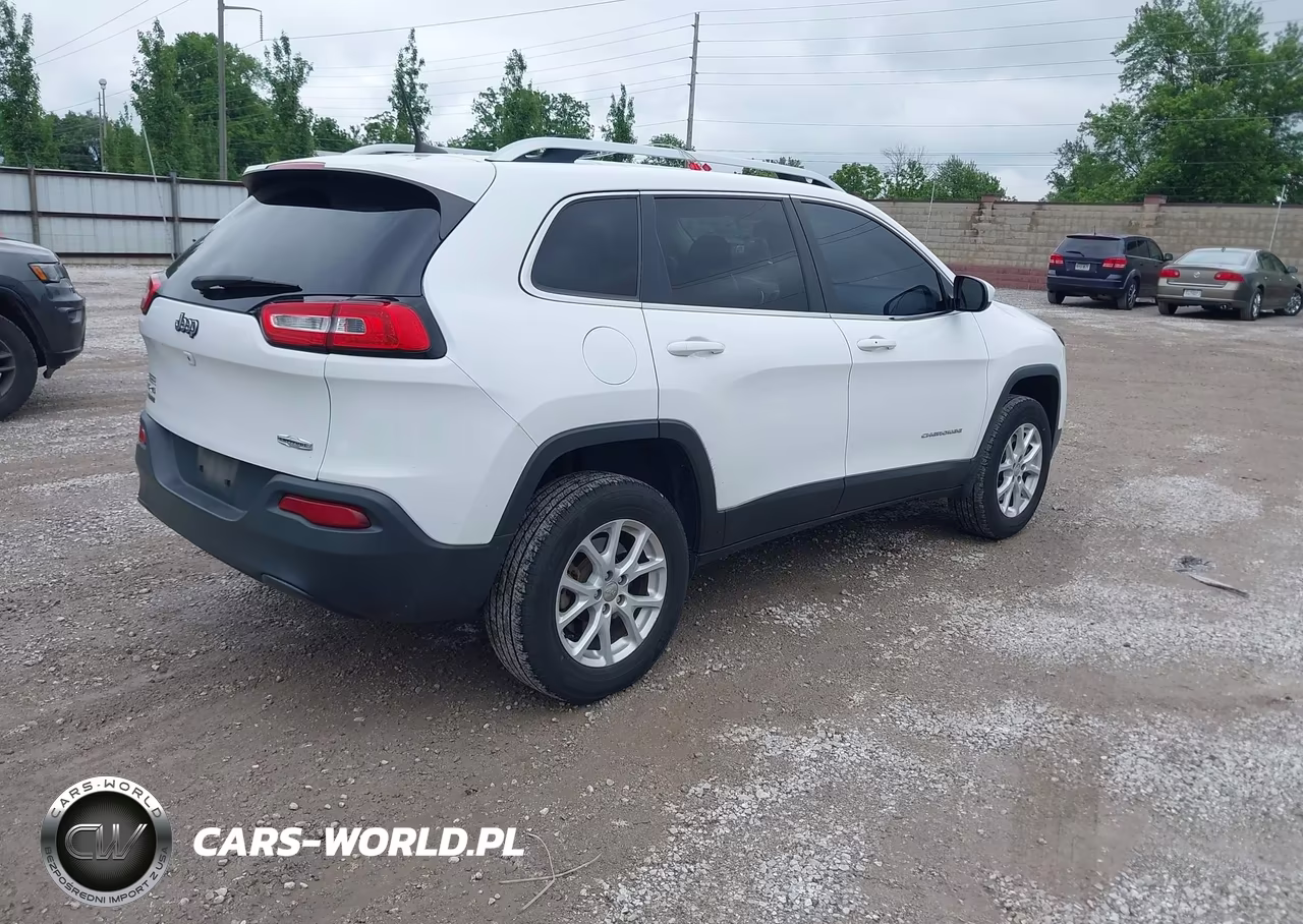 2018 Jeep Cherokee Latitude Plus 4X4 VIN:1C4PJMLB8JD574730 - 4