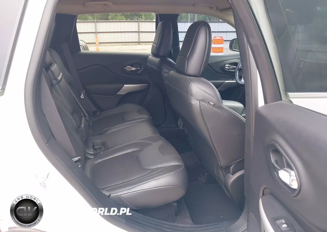 2018 Jeep Cherokee Latitude Plus 4X4 VIN:1C4PJMLB8JD574730 - 8