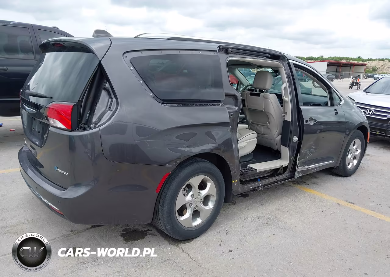 2018 Chrysler Pacifica Hybrid Limited VIN:2C4RC1N70JR230347 - 4