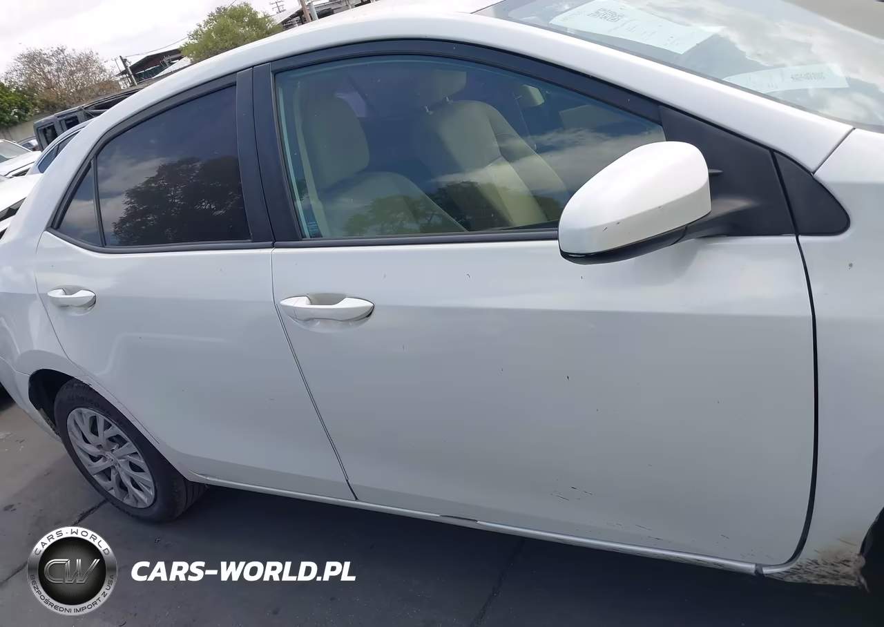 2017 Toyota Corolla Le VIN:5YFBURHE6HP703573 - 14