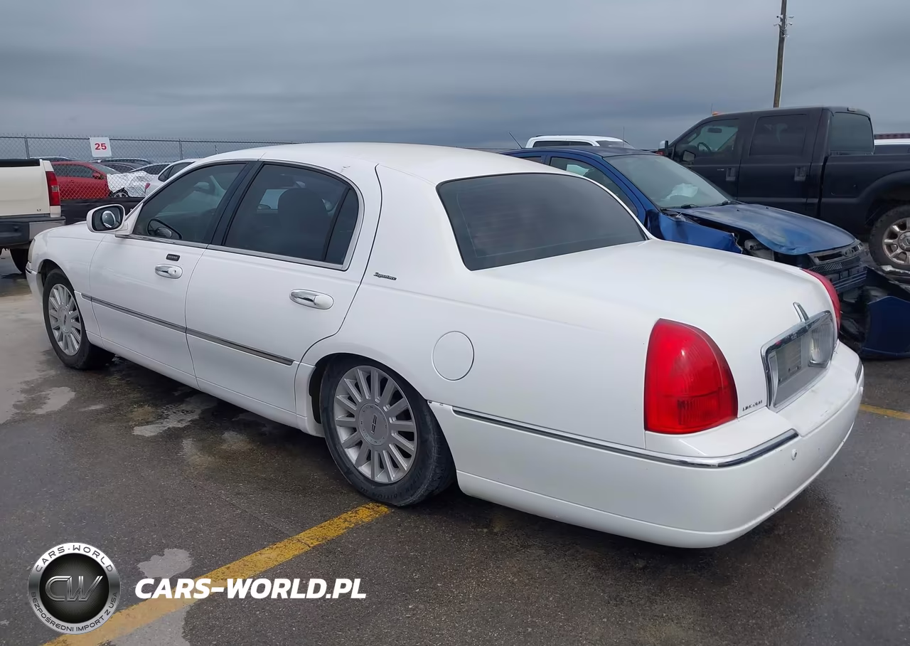 2004 Lincoln Town Car Signature VIN:1LNHM81W74Y606455 - 3