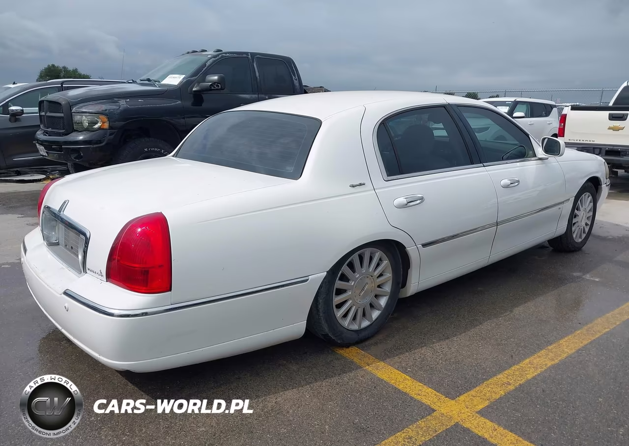 2004 Lincoln Town Car Signature VIN:1LNHM81W74Y606455 - 4