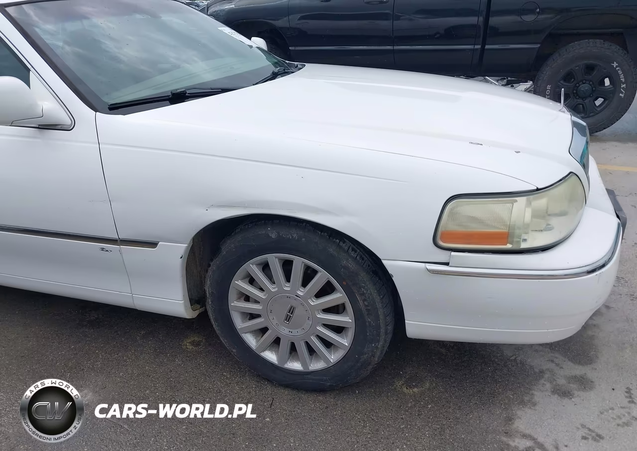 2004 Lincoln Town Car Signature VIN:1LNHM81W74Y606455 - 6