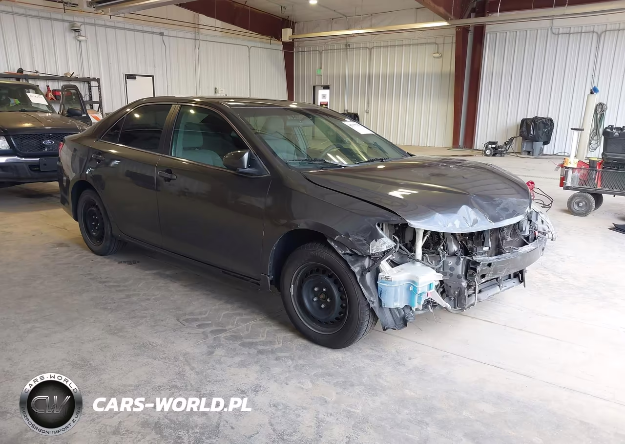 2014 Toyota Camry Le – zdjęcie 1 z 17