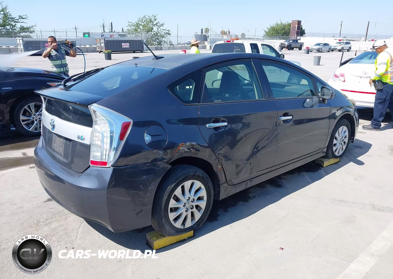 2013 Toyota Prius Plug-In VIN:JTDKN3DP9D3038138 - 4