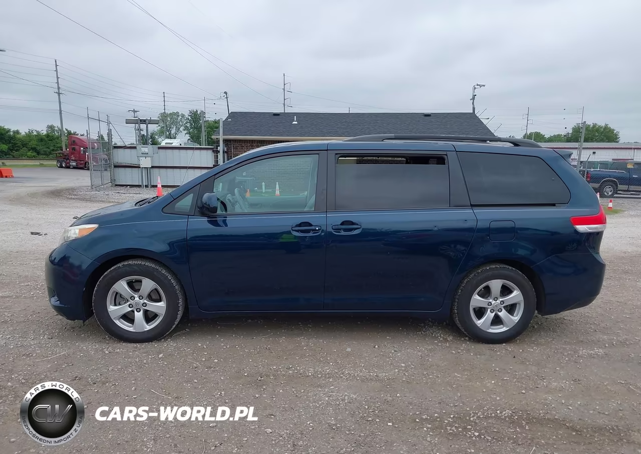 2011 Toyota Sienna Le V6 VIN:5TDKK3DCXBS095028 - 14