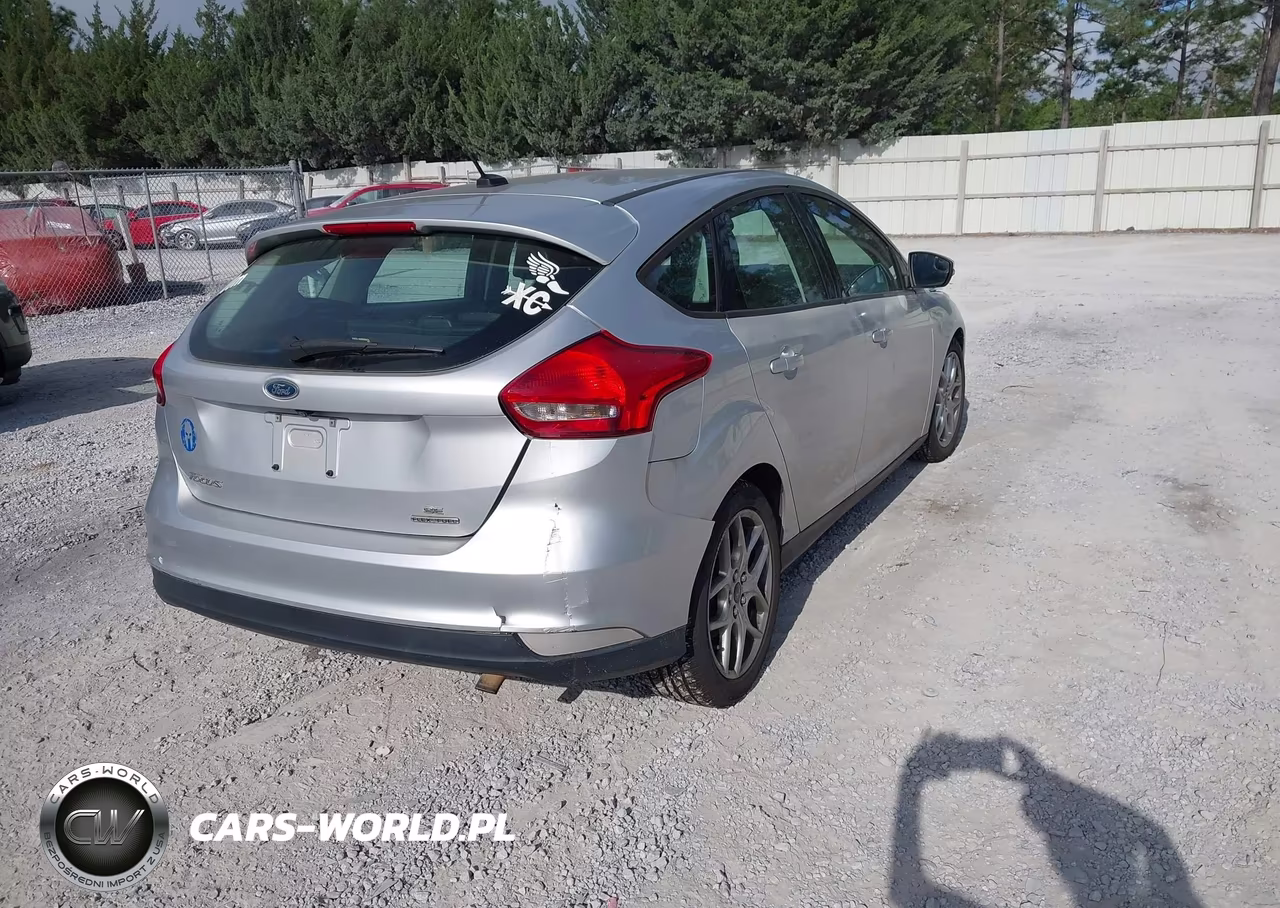 2015 Ford Focus Se VIN:1FADP3K23FL283035 - 4