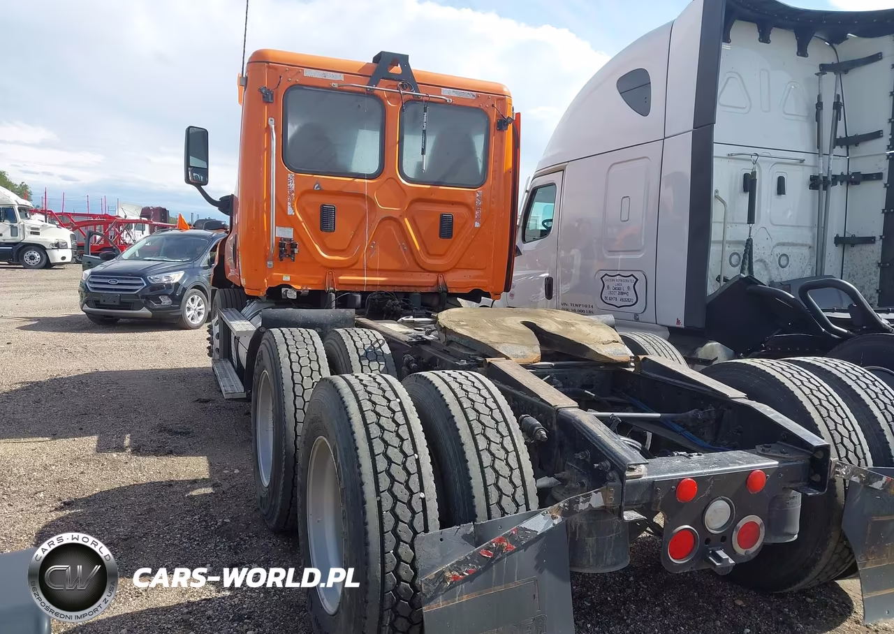 2014 Freightliner Cascadia 113 VIN:1FUJGBDVXELFL0379 - 3