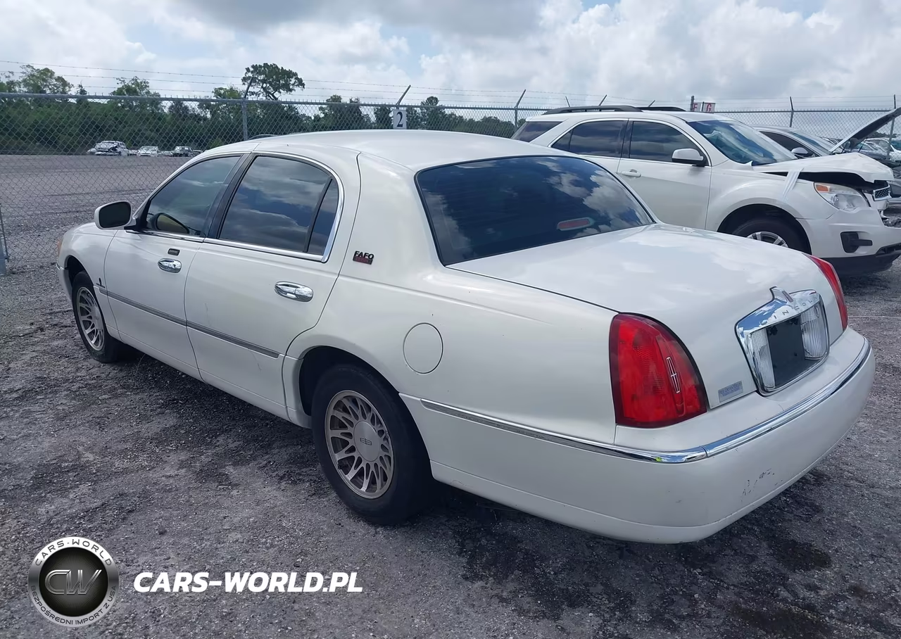 2002 Lincoln Town Car Signature VIN:1LNHM82W72Y626314 - 3