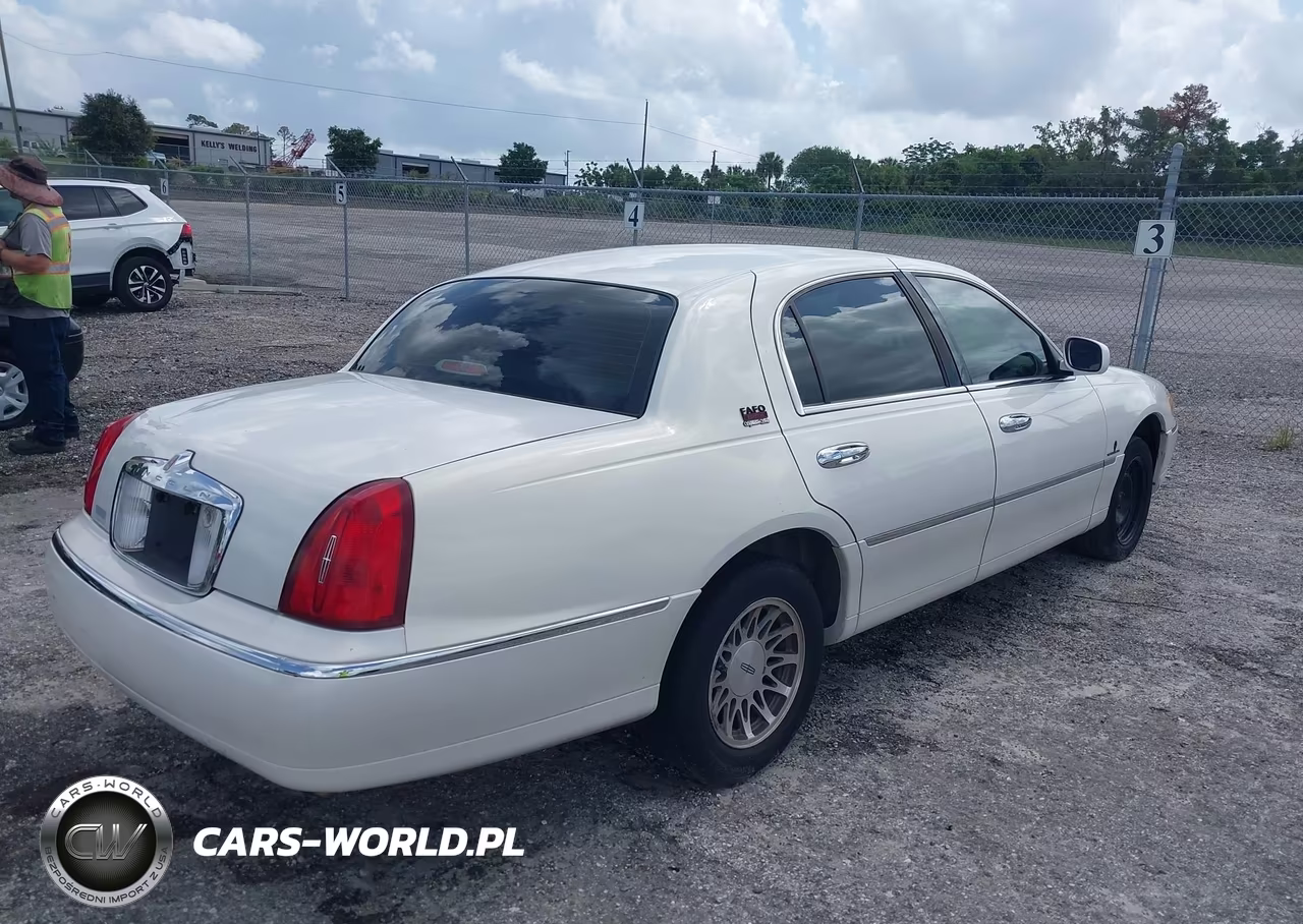 2002 Lincoln Town Car Signature VIN:1LNHM82W72Y626314 - 4