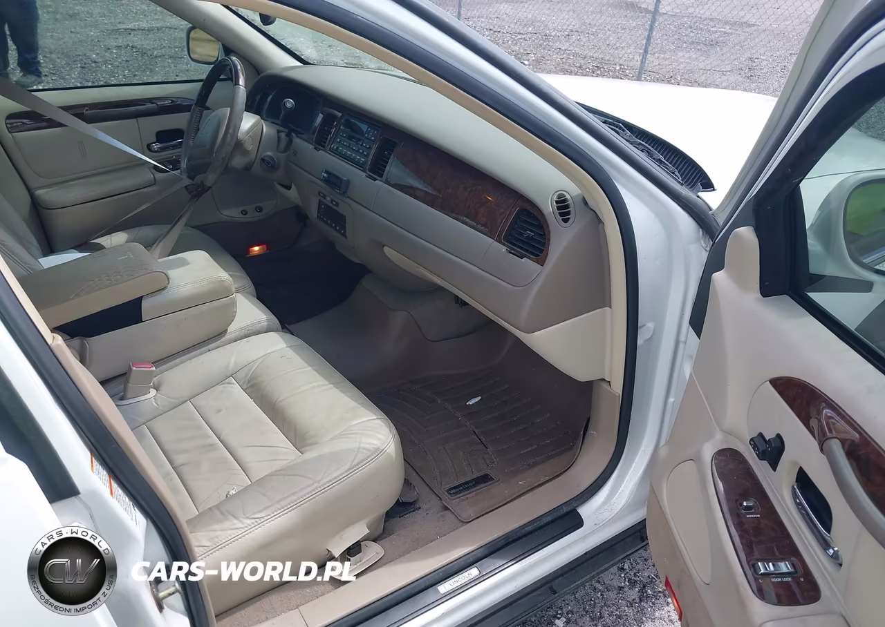 2002 Lincoln Town Car Signature VIN:1LNHM82W72Y626314 - 5