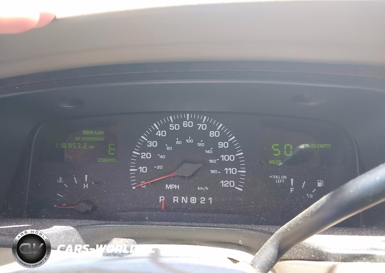 2002 Lincoln Town Car Signature VIN:1LNHM82W72Y626314 - 7